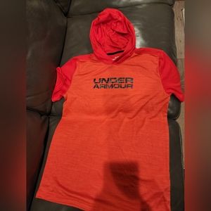 Boys Under Armour short sleeve hooded shirt.